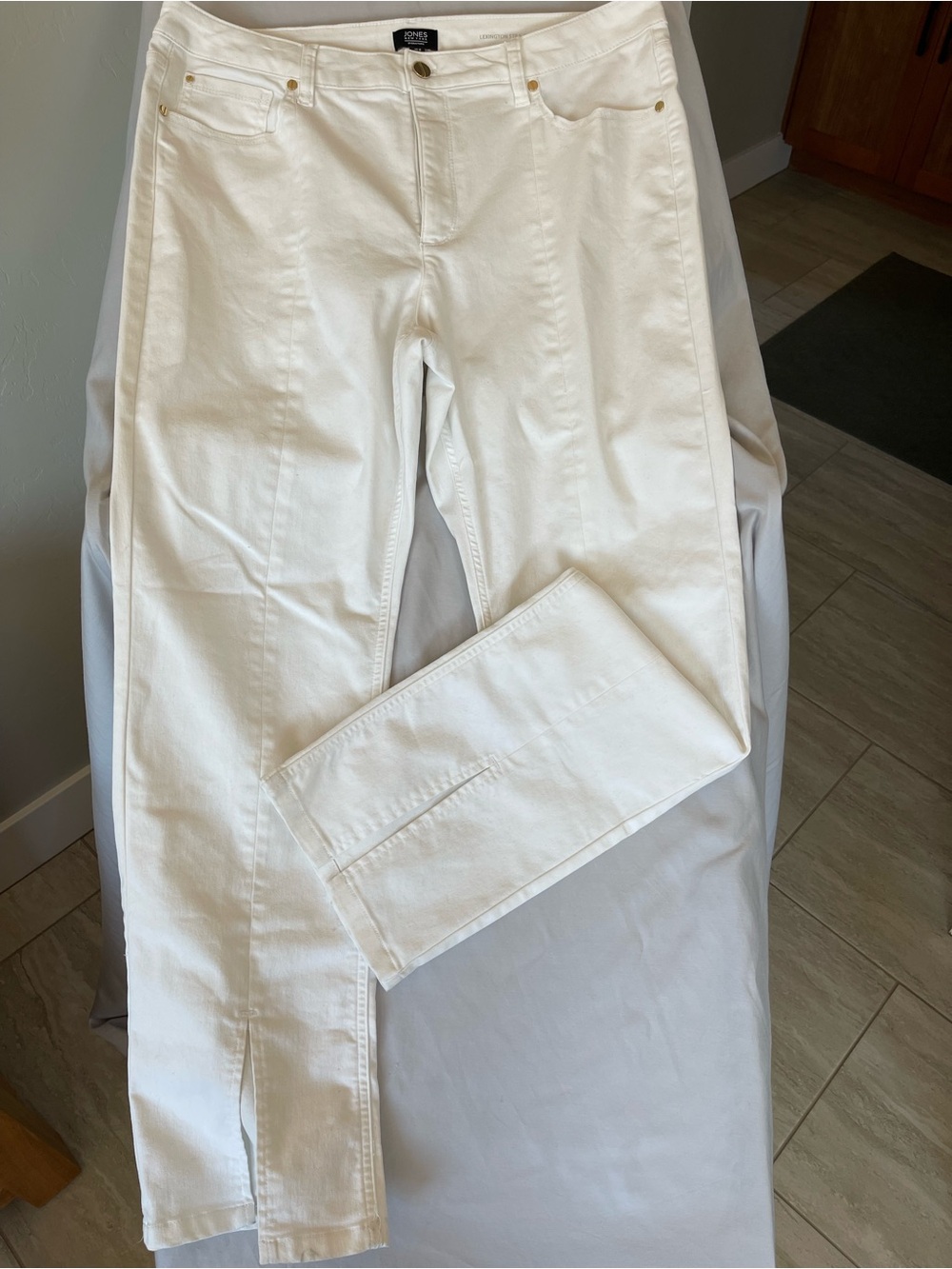 Jones New York women’s White Chinos